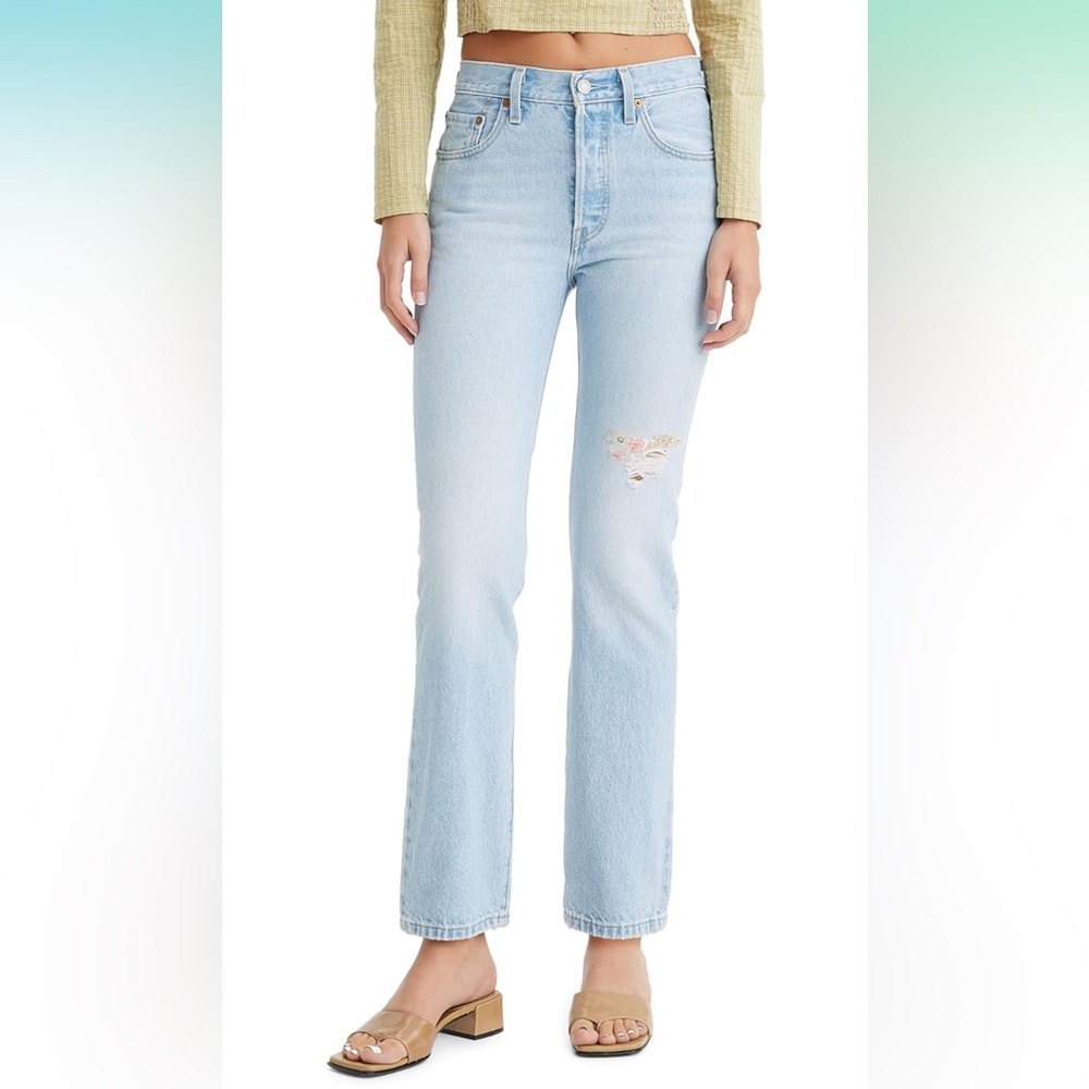 ✨NWT✨ Levi’s 501’s Light Wash w/ Floral Patches